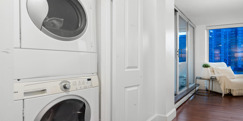 LAUNDRY WITH FOLDABLE DOORS