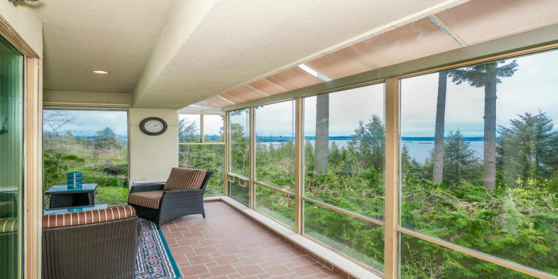 Stunning ocean views from this spacious solarium that is also air conditioned for your comfort.