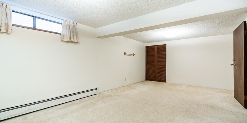2nd Large bedroom with window and walkin closet